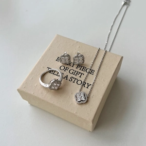 Parure trèfle en argent S925 avec zircons scintillants dans un coffret cadeau chic