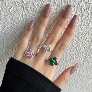 Détail de bagues en argent S925 avec trèfle en zircon en forme de cœur rose, blanc et vert