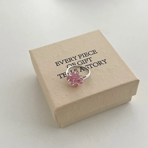S925 sterling silver clover ring with pink heart zircons on a beige gift jewelry box