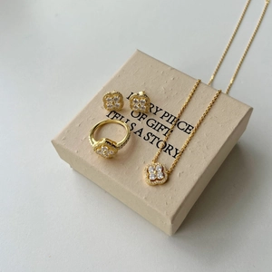 Détails de parure trèfle en argent S925 avec zircons blancs dans son coffret cadeau