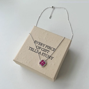 Collier en argent sterling S925 avec pendentif trèfle rouge sur une boîte cadeau