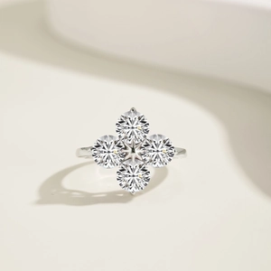 Vue détaillée de la bague en argent S925 avec trèfle à quatre feuilles en zircone