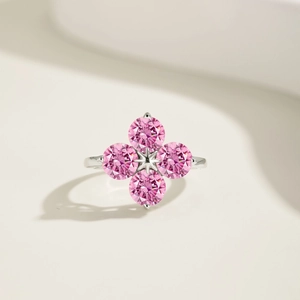 Détail d'une bague en argent S925 avec quatre zircons roses en forme de fleur délicate