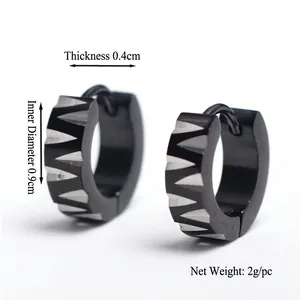 Boucles d'oreilles créoles noires rayées en acier avec largeur 0,4cm et diamètre 0,9cm