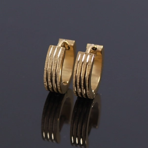 Boucles d'oreilles créoles dorées en acier inoxydable avec motif à rayures verticales