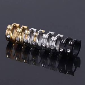 Boucles d'Oreilles Créoles Huggie Minimalistes en Acier Inoxydable pour Hommes Femmes Strass Incrusté Hip Hop Branché Trois Rainures Bijoux