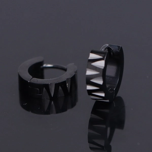 Gros plan sur les boucles d'oreilles créoles en acier noir et argent style punk