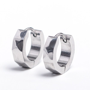 Boucles d'oreilles créoles géométriques en acier inoxydable argenté au design industriel