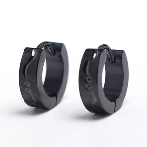 Boucles d'oreilles créoles noires en acier inoxydable avec motif à vagues gravé, unisexe