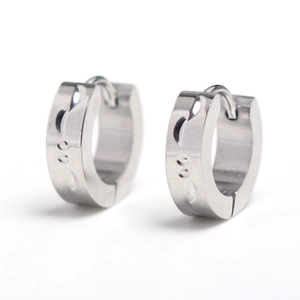 Vue macro de boucles d'oreilles clips huggie argentées avec gravure de lune