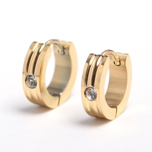 Gros plan de boucles d'oreilles huggie dorées en acier inoxydable avec pierre zircon