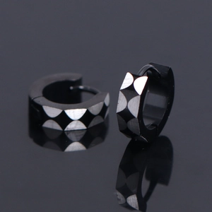 Boucles d'oreilles huggie en acier inoxydable poli avec motifs géométriques noirs