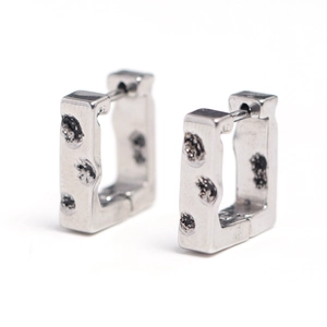 Boucles d'oreilles créoles carrées en argent avec texture lave et accents noirs