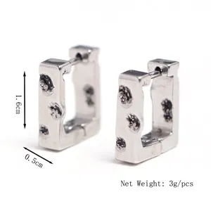 Boucles d'oreilles créoles rectangulaires en argent S925 texturé et émail noir, 1,6cm x 0,5cm