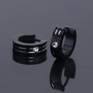 Boucles d'oreilles huggie en acier noir avec zircon central et design à double rainure