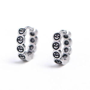 Boucles d'oreilles vintage circulaires avec motifs de smileys gravés sur métal argenté