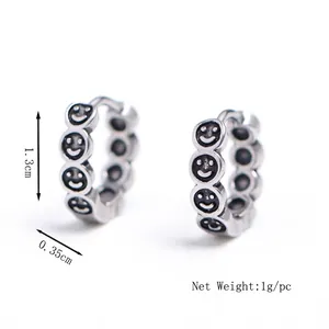 Boucles d'oreilles rétro à visage souriant avec motif gaufré et finition oxydée vintage