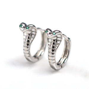 Détails de boucles d'oreilles cobra en argent avec yeux en zircon vert émeraude