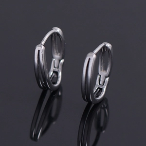 Boucles d'oreilles géométriques en argent poli avec un design ajouré minimaliste