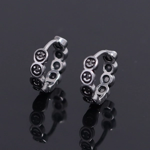 Boucles d'oreilles créoles rétro avec motifs smiley en relief et finition vintage noire