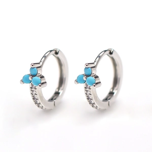 Boucles d'oreilles créoles fleurs argentées avec pierres bleues et zircons cubiques