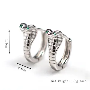 Boucles d'oreilles serpent en argent avec yeux en cristal vert et corps de cobra