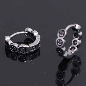 Boucles d'Oreilles Anneaux Rétro en Acier Inoxydable Visage Souriant Style Punk Mode de Rue Couleur Argent Boucle Unique pour Hommes Femmes
