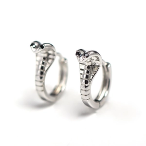 Boucles d'oreilles créoles cobra en argent avec yeux noirs et détails écaillés