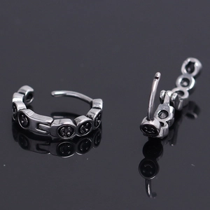 Boucles d'oreilles créoles rétro en argent foncé avec visages souriants gravés