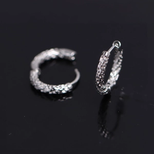 Minimalistische Geometrische Gedrehte Kupfer Ohrringe Für Herren Silberfarben Nischen Design Metall Geflecht Textur Huggie Ohrringe