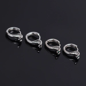 Boucles d'oreilles serpent argentées avec yeux en pierre verte lot de 4 pièces