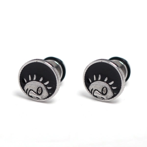 Détail de boucles d'oreilles soleil en argent avec émail noir pour un style bijoux punk rétro