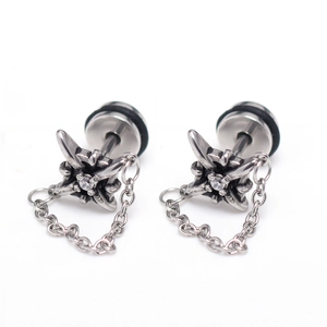 Boucles d'oreilles punk en argent avec étoile croisée, zircon et détail de chaîne