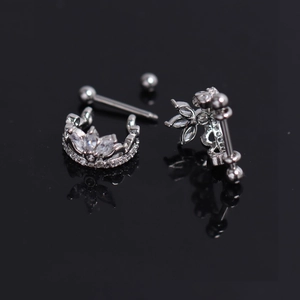 Squisiti orecchini a corona e petali in argento con zirconi cubici incastonati