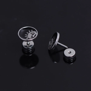 Vue macro des boucles d'oreilles soleil lune avec émail noir et fermoir à vis sécurisé