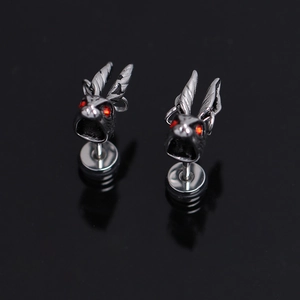 Détail de boucles d'oreilles lapin gothique aux yeux en cristal rouge et finition argent