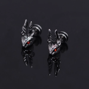 Détails macro de boucles d'oreilles lapin gothique avec yeux rouges et fini acier noir