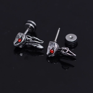 Boucles d'oreilles lapin gothiques en acier inoxydable avec yeux rouges sur fond noir