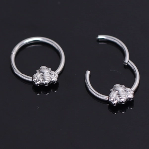 Boucles d'oreilles abeille en acier argenté montrant les positions ouverte et fermée