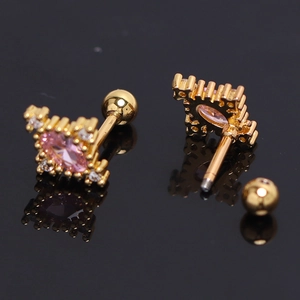 Boucles d'oreilles dorées avec zircon rose marquise et fermoir à vis sur fond miroir