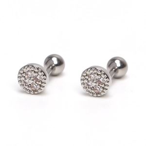 Vue détaillée des boucles d'oreilles rondes en argent avec zircons et fermoir à vis