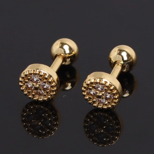 Vue détaillée des boucles d'oreilles rondes dorées avec zircon et fermoir à vis sûr