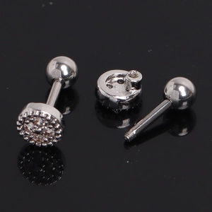 Boucles d'oreilles géométriques à vis avec strass étincelants incrustés de précision