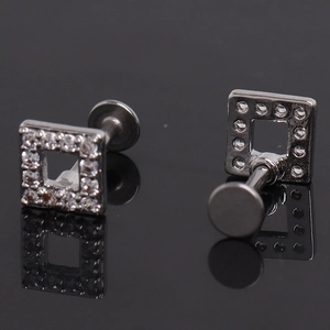 Makroaufnahme geometrischer quadratischer Ohrstecker mit klar eingelegten Zirkonia