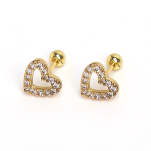 Détail de boucles d'oreilles cœur dorées avec zircons et fermoirs à vis sécurisés