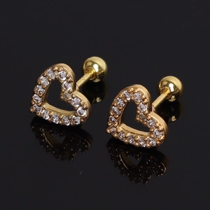 Boucles d'oreilles cœur dorées en acier inoxydable avec zircons blancs sur fond noir