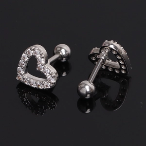 Détail de boucles d'oreilles cœur en zircone avec fermoir à vis en acier inoxydable