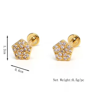 Goldene geometrische Stern Ohrstecker mit funkelnden Zirkonia auf weißem Hintergrund