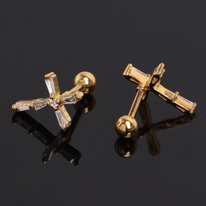 Détails de boucles d'oreilles croix dorées avec zircons et fermoir à vis sécurisé