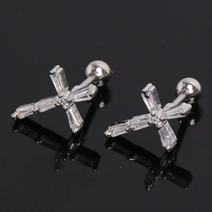Boucles d'oreilles croix en acier inoxydable avec pierres de zircone et fermoir à vis
